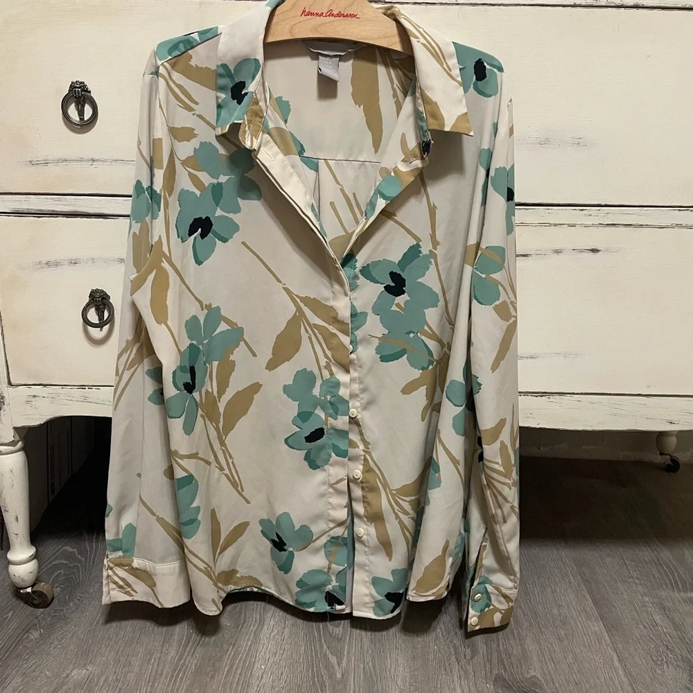 Sale!! Floral Button-Up Blouse - Picture 4 of 4